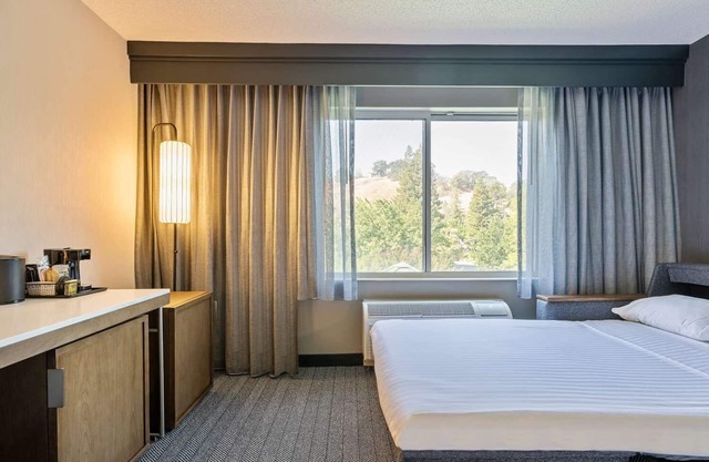 Experience a Relaxed Getaway! Pool, Free Parking, Minutes to Oakland Zoo!