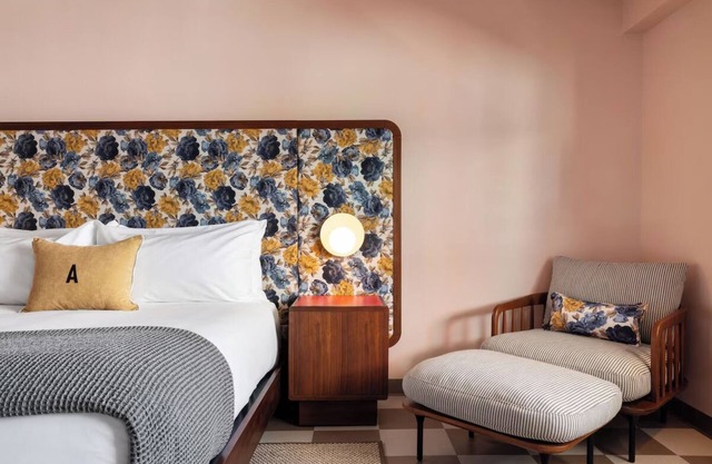 Experience Modern Comfort with Cozy Charm Downtown