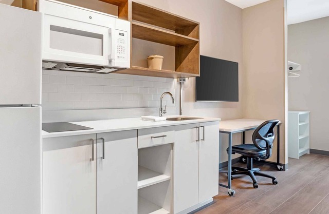 Experience Modern Comfort Near Sarasota's Attractions