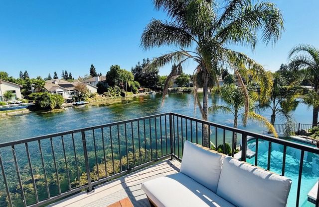 Experience Serenity: Luxe 4BDR Lake House+25’ Pool