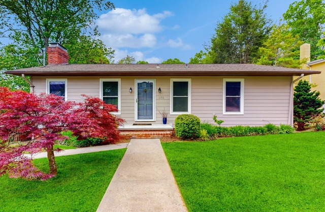 Experience "Sunny Retreat" in Lake Junaluska - Cozy Sunroom, Pool, Trails, More