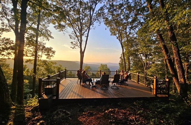 Experience the peaceful Wooded Retreat Cabin - 300 private acres -security gate