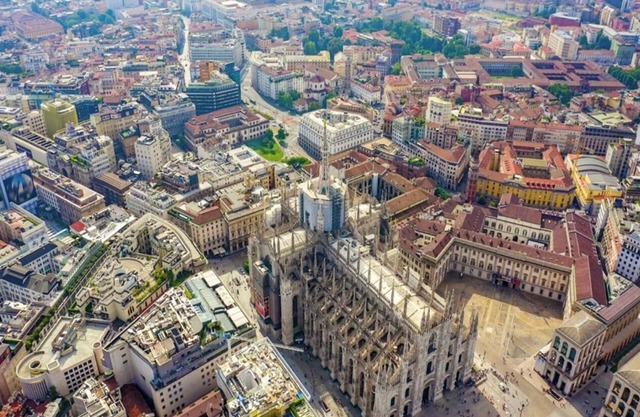 Experience Unparalleled Luxury in This Prestigious Apartment