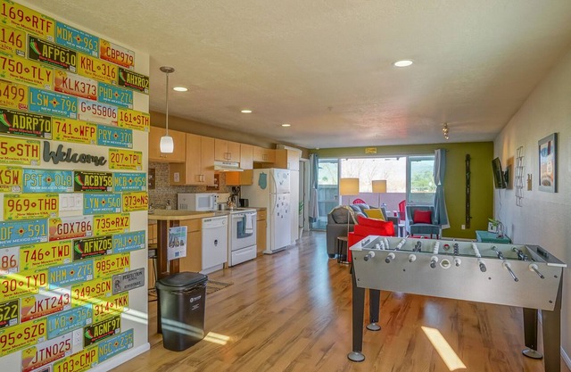 Explore NM! 2bd/2ba, walk to UNM, King bed, Balcony