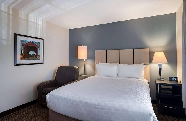 Explore North Shore from Boston! Kitchen, Pets Allowed, Near Burlington Mall!