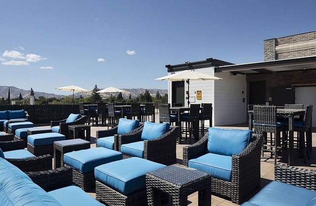 Explore Onsite Art Gallery, Roomy 1BR Unit, Few Minutes’ Walk to Blue Oak Park