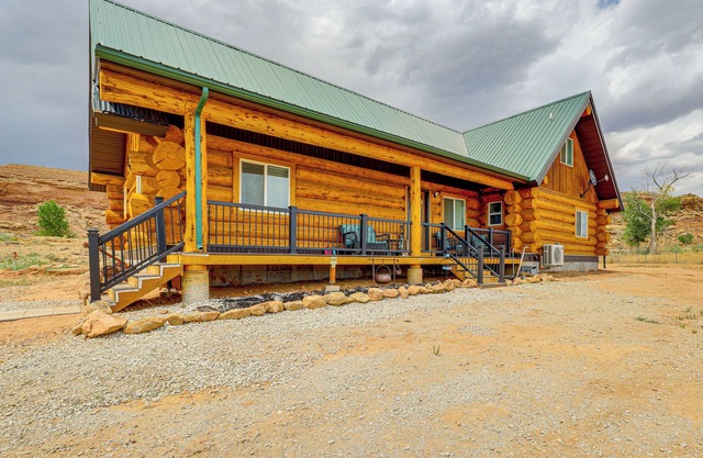 Explore Uintah Basin: 'Rustic Cliff' Cabin w/Loft