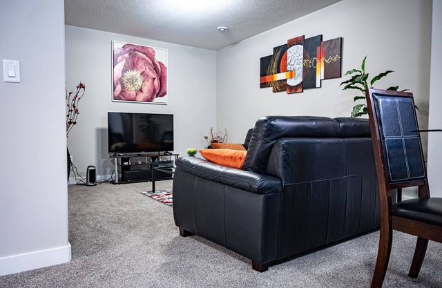 Exquisite & Cozy La'Posh Suite w/WiFi, Workspace, Storage