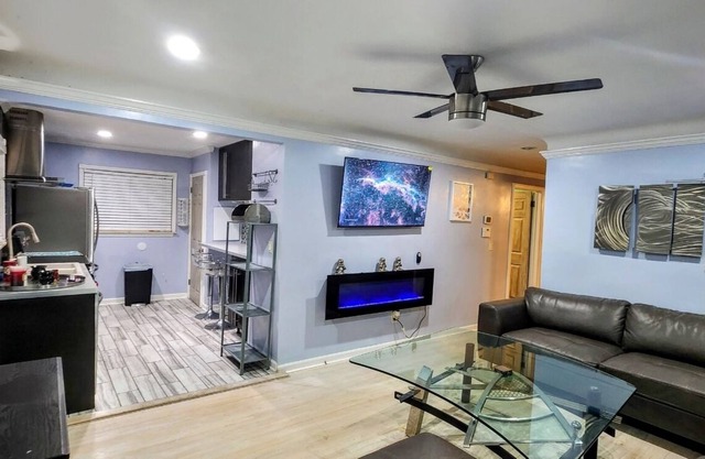 Exquisite Home with unique decor and furnishing -10 mins from airport