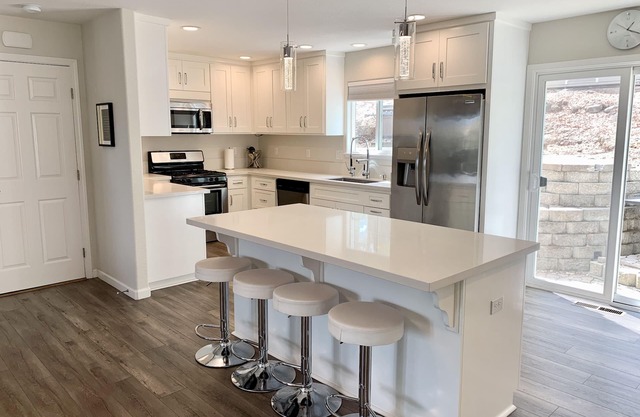 Exquisite Retreat: W/Hot tub, Scenic Views, Shopping, & added on In-law Suite