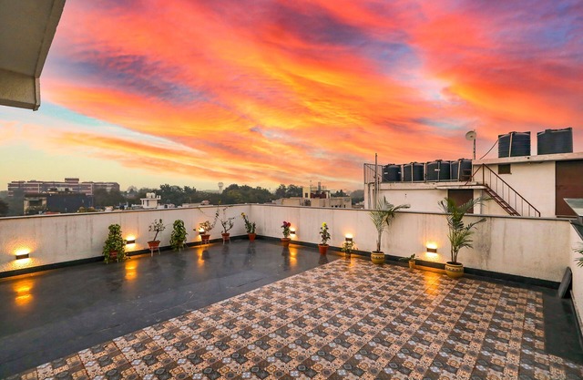 Fabhotel La Paz Stay B&B