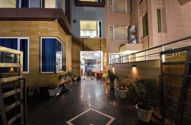 Fabhotel Skylight Inn