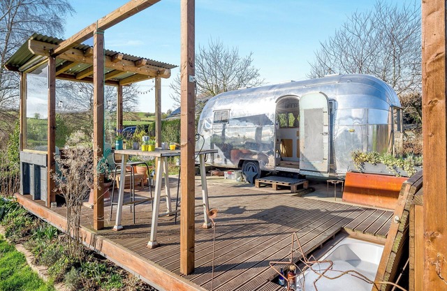 Fabulous Airstream with sunken bath in the decking, perfect for that romantic break away.