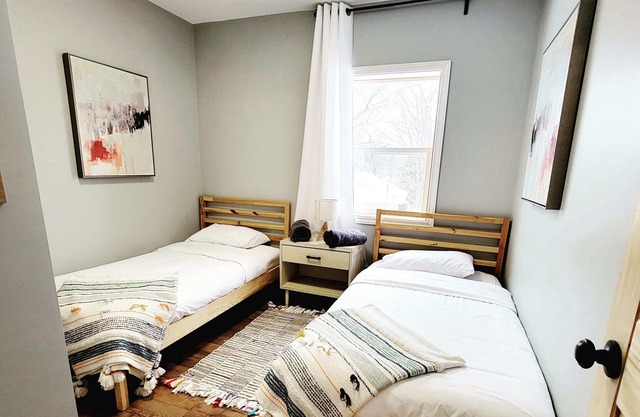 Fabulous Huntsville Location, Stylish, Checkout the backyard, Cottage Rental