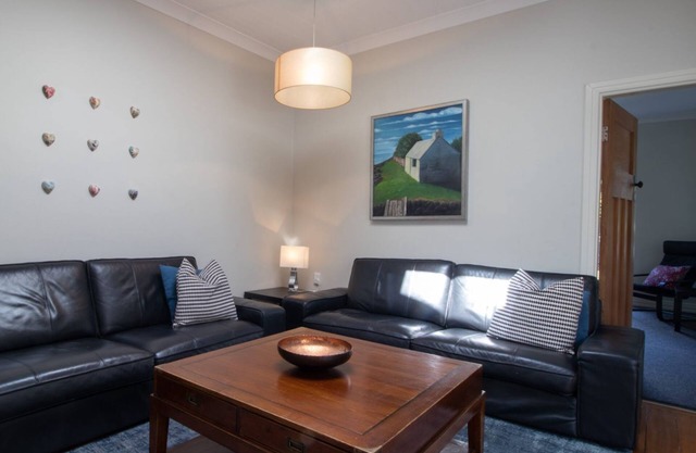 FABULOUS IN FITZROY COMFORTABLY SLEEPS TEN GUESTS