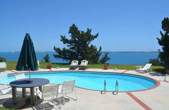 Fabulous ocean view, private pool and garden, ideal location.