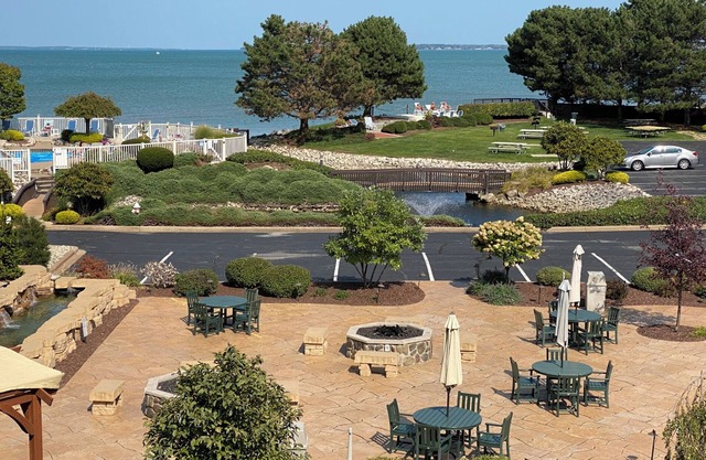 Fabulous two bedroom loft with lake view. Pool opens Mothers Day weekend