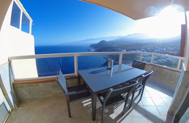 Facing the ocean - Whole apartment 2 bdrms & pool