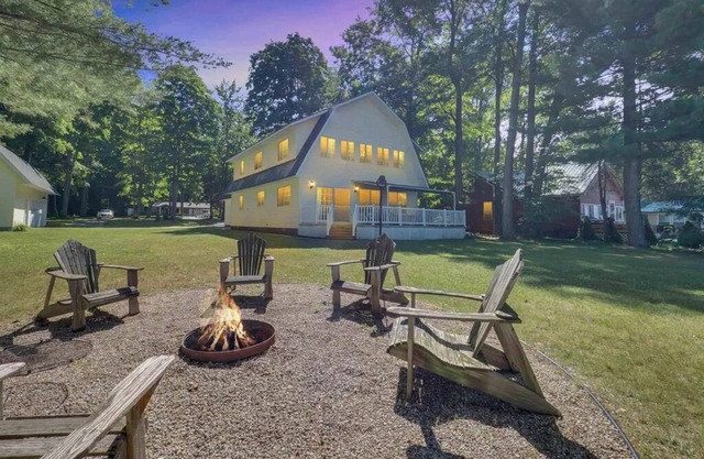 Fall colors at the Barnhouse! - 6BR Lakefront!nSunsets, Golfing and Fishing.