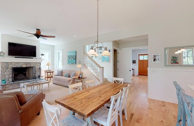 Fall dates available - Clean, gorgeous 5 bedroom property in town!