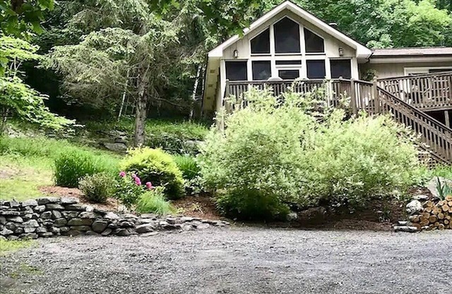 Fall Foliage Retreat – 4BR/3BA Hillside Home Near Berkshires, Sleeps 8