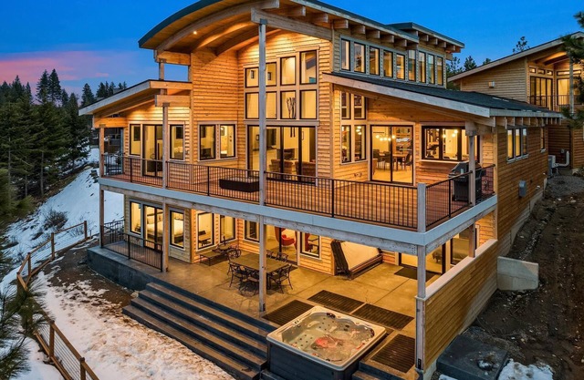 Fall-Winter fun! 5bd/4.5ba with spectacular views in the center of the resort!