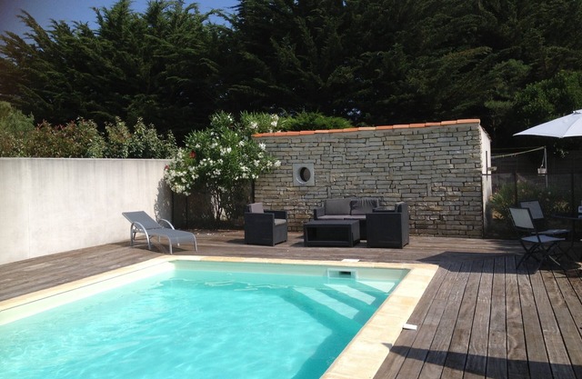 Family home with swimming pool and large enclosed garden - sleeps 8