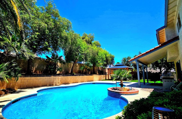 Families! Get-a ways! Vegas Vacation Haven, 4BD/3BT/Pool/Spa/BBQ
