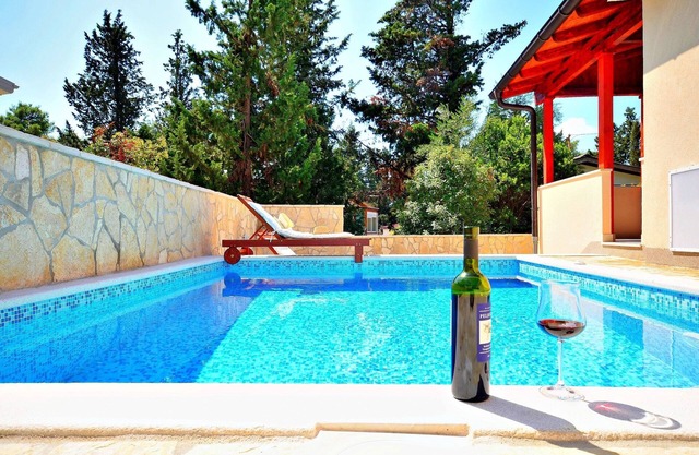 Family 2BR villa with swimming pool 1 min from sea and 3 min from center