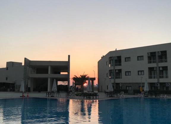 Family Chalet, Grand Hills Resort شاليه عائلي في قرية جراند هيلز الساحل