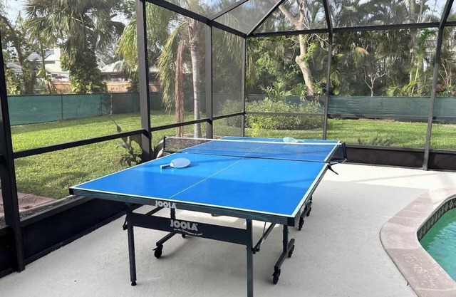 Family-Friendly 4BR Renovated Pool, Games, Grill Near Manatee River