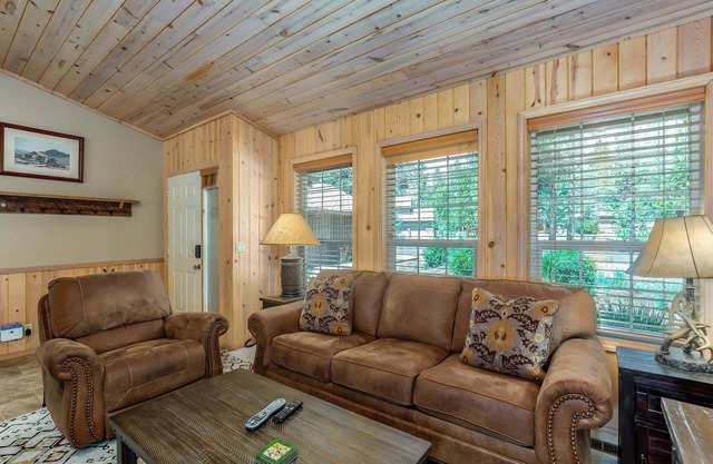 Family-Friendly Fun at Oregon Loop Getaway– Sleeps 9 + Hot Tub + Bikes + Pet-Fr