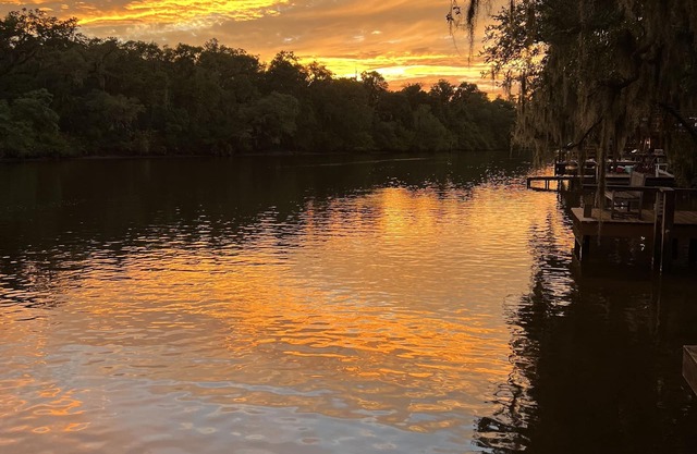 Family friendly home on San Bernard River - GORGEOUS sunsets!