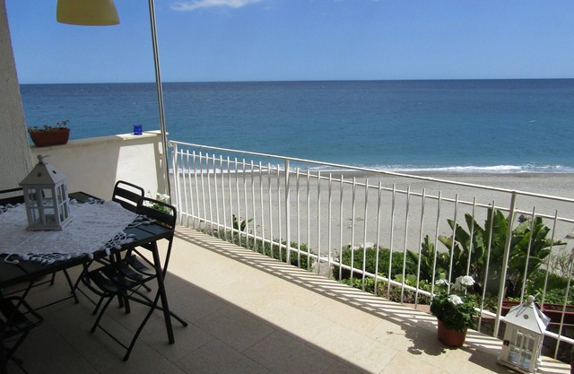 Family friendly and romantic apartment on the beach near Taormina