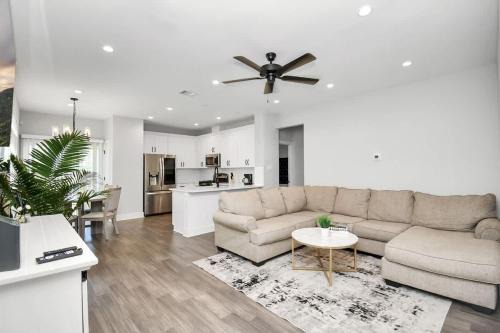 Family Friendly Spacious 3 Bedroom w Pool Table