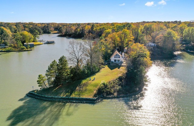 Family Friendly Waterfront Home - Private Dock, Kayaks, Fire Pit, Grill, Deck