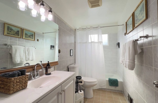 Family Fun with Game Room & King Bed near Monterey Aquarium, Laguna Seca