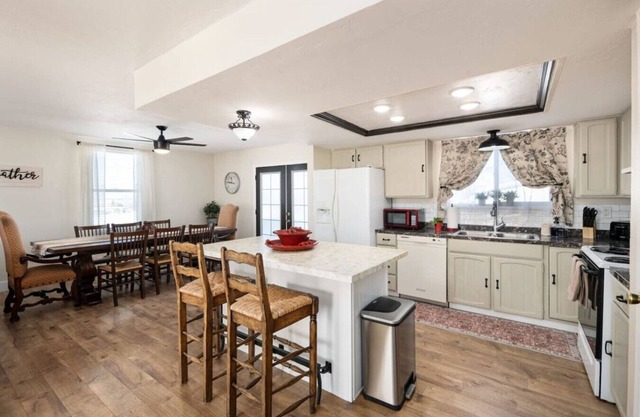 Family Getaway: Modern Farmhouse for Adventure!