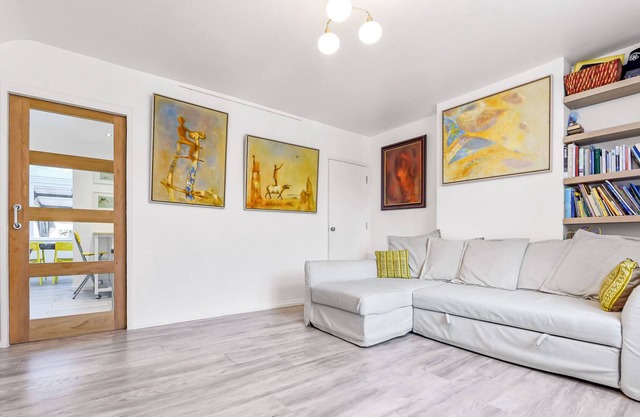 Family House in the Heart of Hanwell with 5 stars!