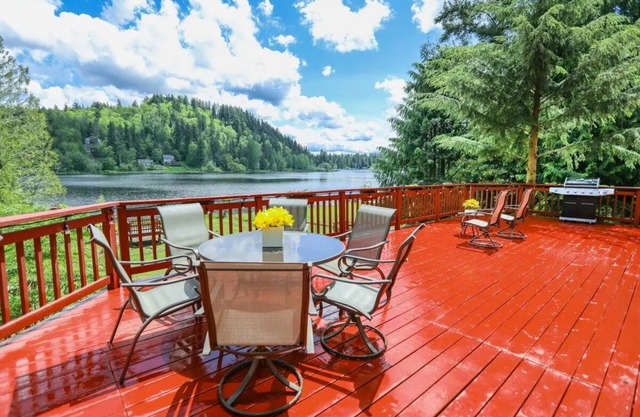 Family Oasis on Lake Desire: Kayaks + Grill + Outdoor Projector Screen