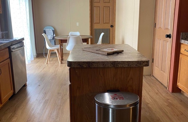 Family & Pet Friendly Home: 10 Min to Downtown