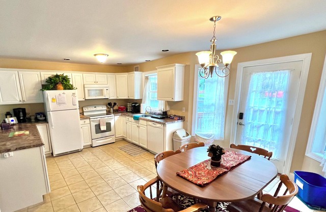 Family & pet-friendly, peaceful rural escape. Hiking nearby.