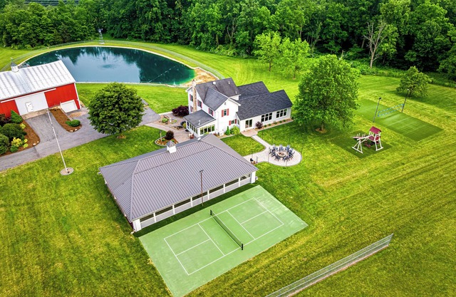 Farm stay -Sleeps 30 -Outdoor Kitchen, games