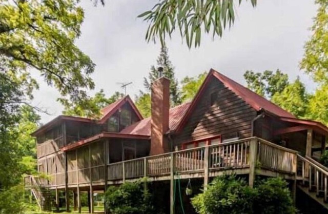 Farmhouse located on river with Mountain View-Wifi/Cable