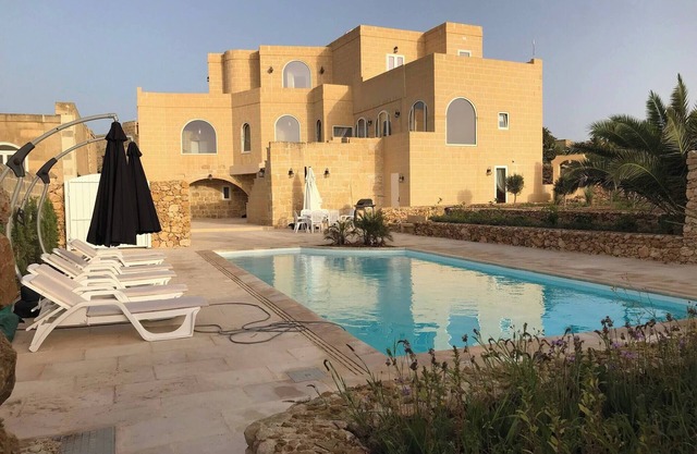 Farmhouse Villa with large pool & garden