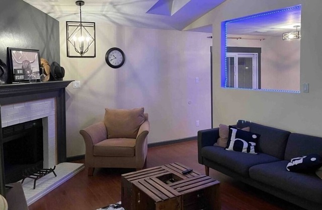 Farmhouse with game room, 8 mins to Beach