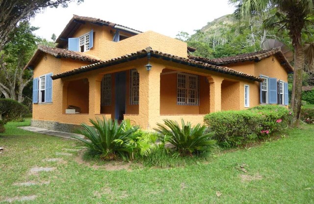 Farmhouse with total security and easy access