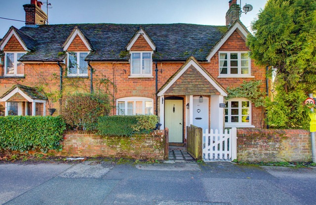 Farnham Cosy Country Cottage