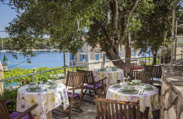 Faros Suites - Adults Only