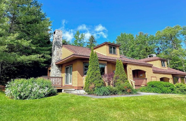 FC44 Renovated 3bed 3bath Forest Cottage AC views yard fast wifi Walk to skiing